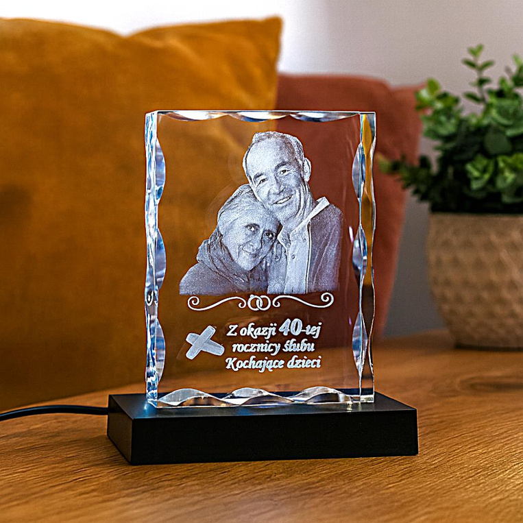Statuetka kryształowa z grawerem zdjęcia 2D i dedykacją – prezent na rocznicę ślubu