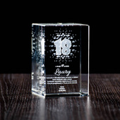 Prezent na osiemnaste urodziny - grawer w szkle. Statuetka kryształowa w etui