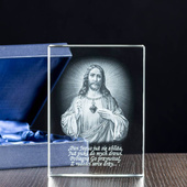 Obraz Jezusa wygrawerowany w trójwymiarze w kryształowej statuetce