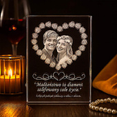 Prezent na rocznicę - zdjęcie w sercu złożonym z róż. Grawer w szkle