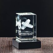 Statuetka 3D z grawerem obrączek na podstawce podświetlającej