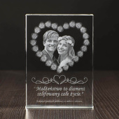 Prezent na rocznicę - zdjęcie w sercu złożonym z róż. Grawer w szkle