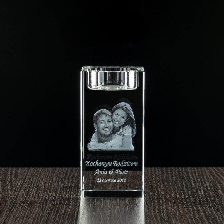 Personalizowany prezent dla rodziców - szklany świecznik ze zdjęciem młodej pary