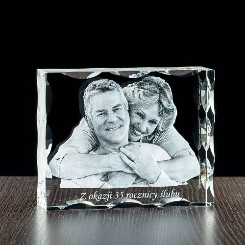 Ozdobna statuetka szklana 3D – Pamiątka rocznicy ślubu z dedykacją