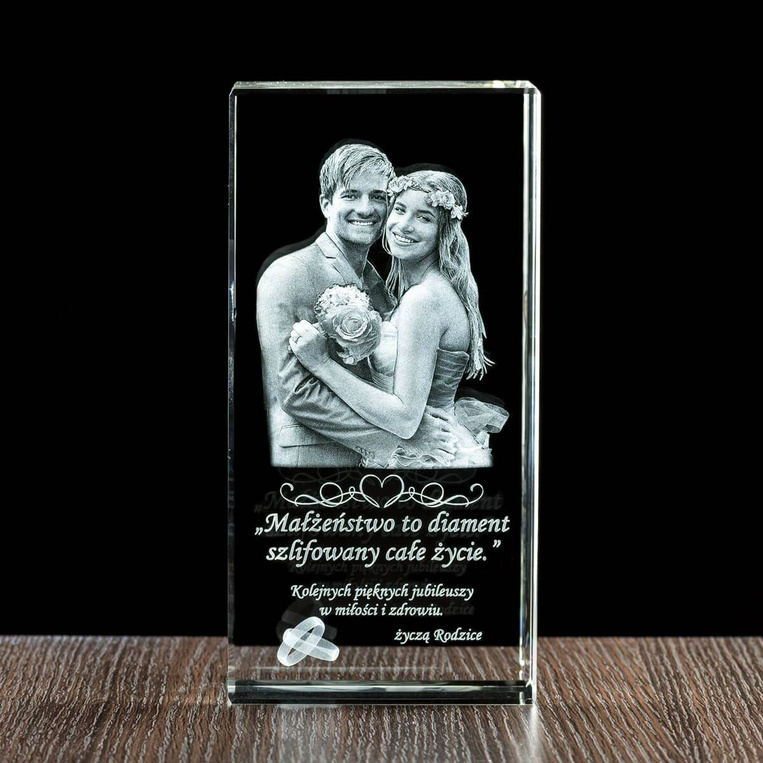 Duża statuetka kryształowa 3D 100×200×70 mm – zdjęcie pary z dedykacją