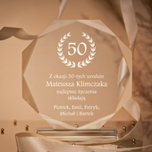 Szklana statuetka z grawerem na 50. urodziny – prezent personalizowany