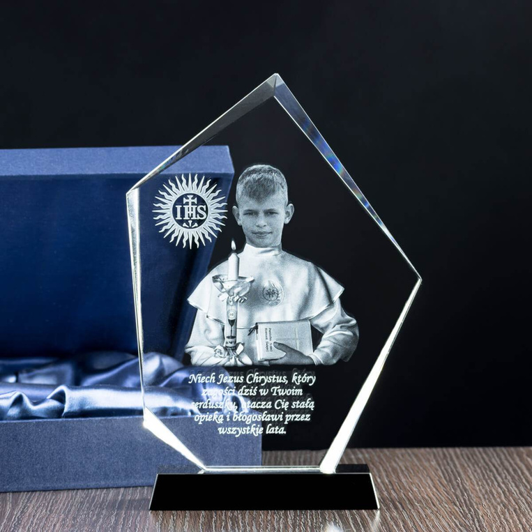 Kryształowa statuetetka - zdjęcie w albie - FOTOMONTAŻ