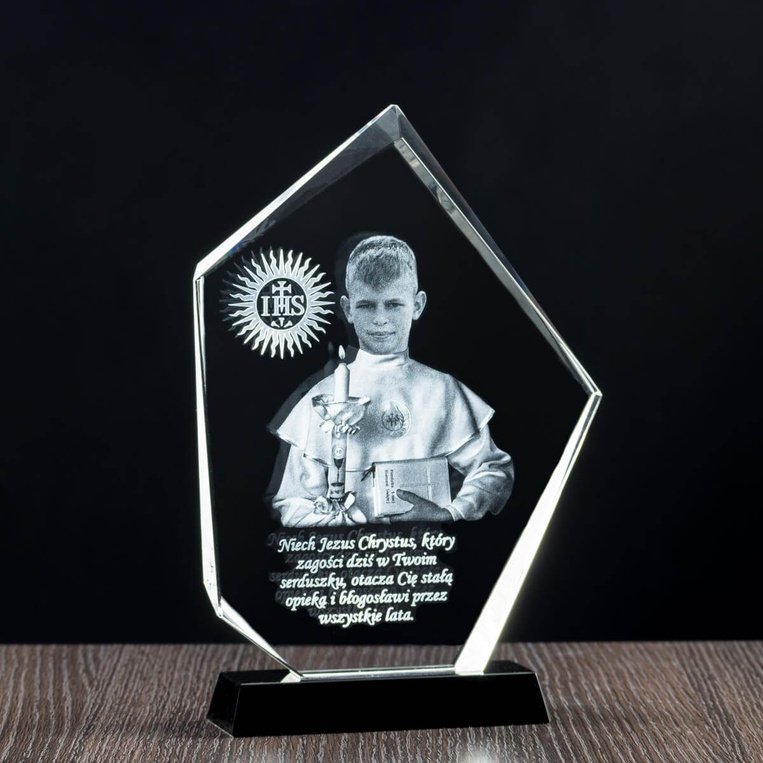 Kryształowa statuetetka - zdjęcie w albie - FOTOMONTAŻ