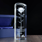 Róża 3D w dużej kryształowej statuetce 220×65×65 mm z dedykacją