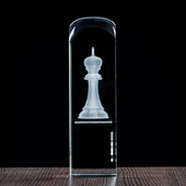 Nagroda za pierwsze miejsce, figura szachowa KRÓL wygrawerowana w krysztale
