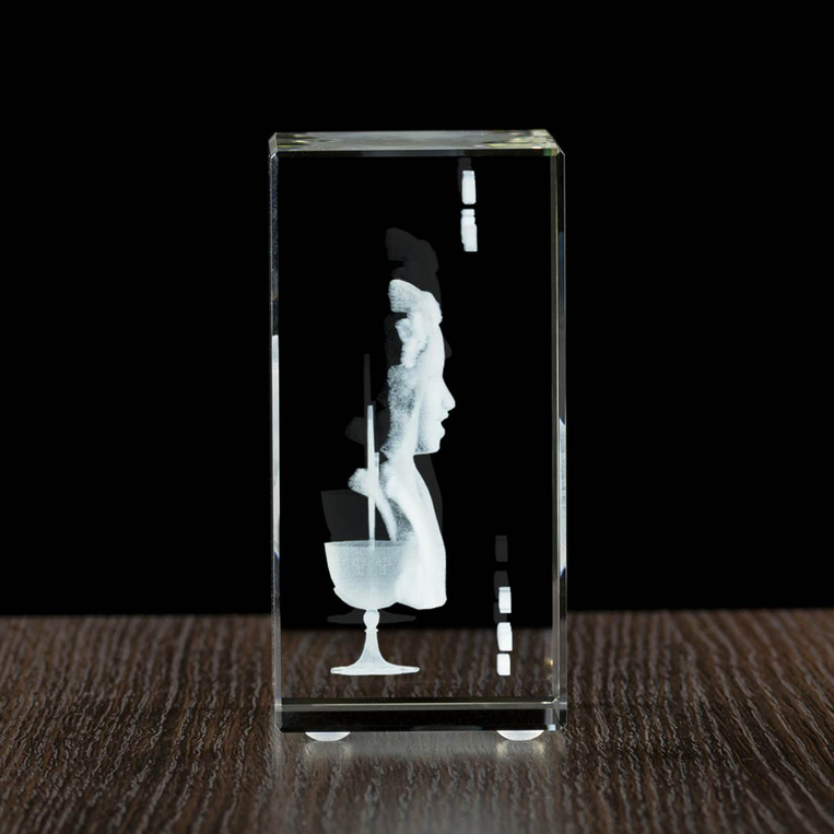 Zdjęcie 3D wygrawerowane w małej statuetce - Pamiątka komunijna