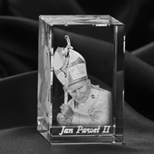 Papież Jan Paweł II - zdjęcie 3D wygrawerowane w kryształowej bryle