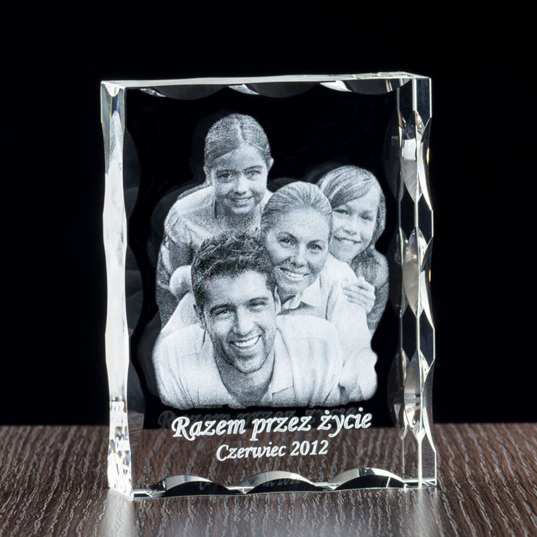 Fotokryształ 2D z wygrawerowanym zdjęciem rodzinnym – pamiątkowa statuetka szklana