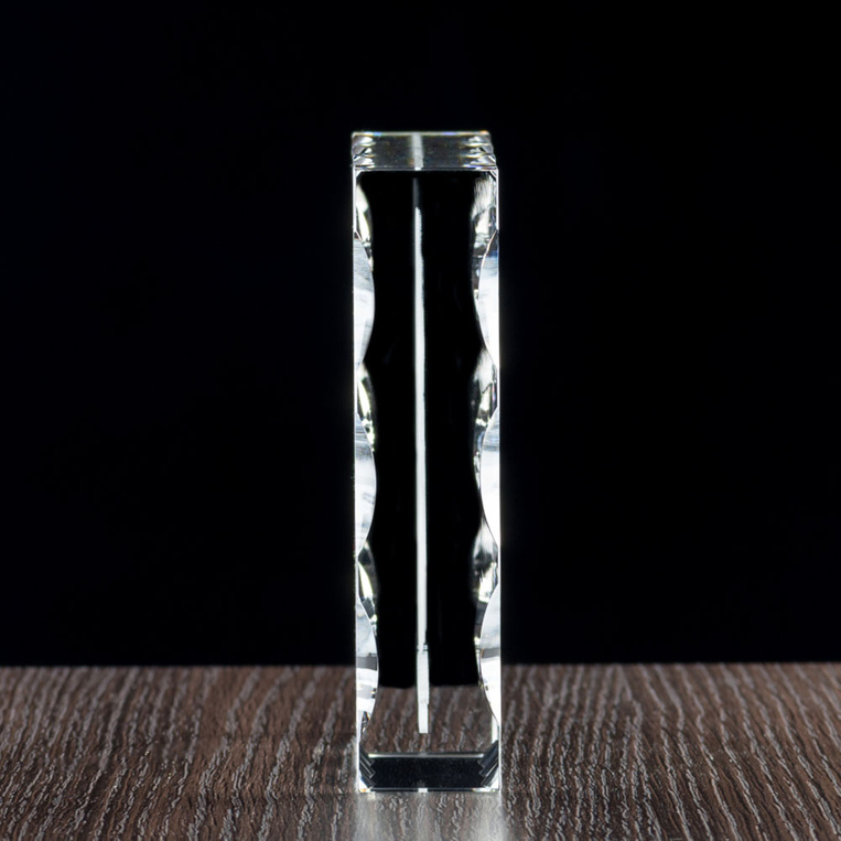 Fotokryształ 2D z wygrawerowanym zdjęciem rodzinnym – pamiątkowa statuetka szklana