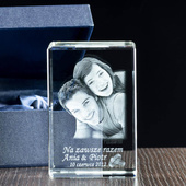 Pomysł na ślubne podziękowania dla rodziców - Zdjęcie wygrawerowane w szkle