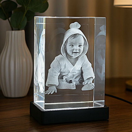 Fotokryształ 3D dziecka w dużej statuetce – personalizowana pamiątka z LED