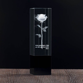 Prezent DLA MAMY - Róża 3D w dużej kryształowej statuetce (240x65x65x mm)