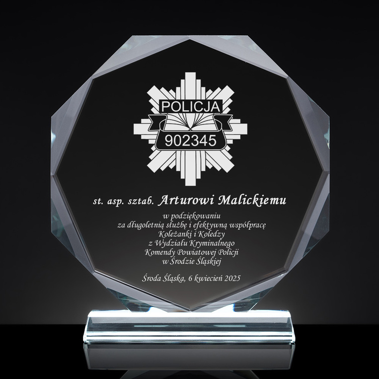 Grawerowana statuetka dla policjanta na emeryturę – prezent po służbie