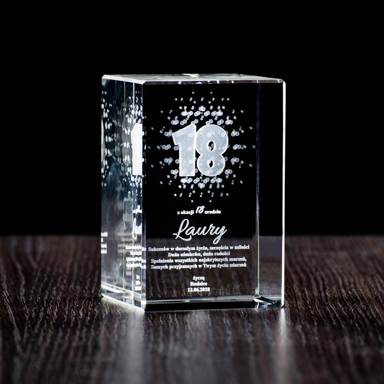 Prezent na osiemnaste urodziny - grawer w szkle. Statuetka kryształowa w etui