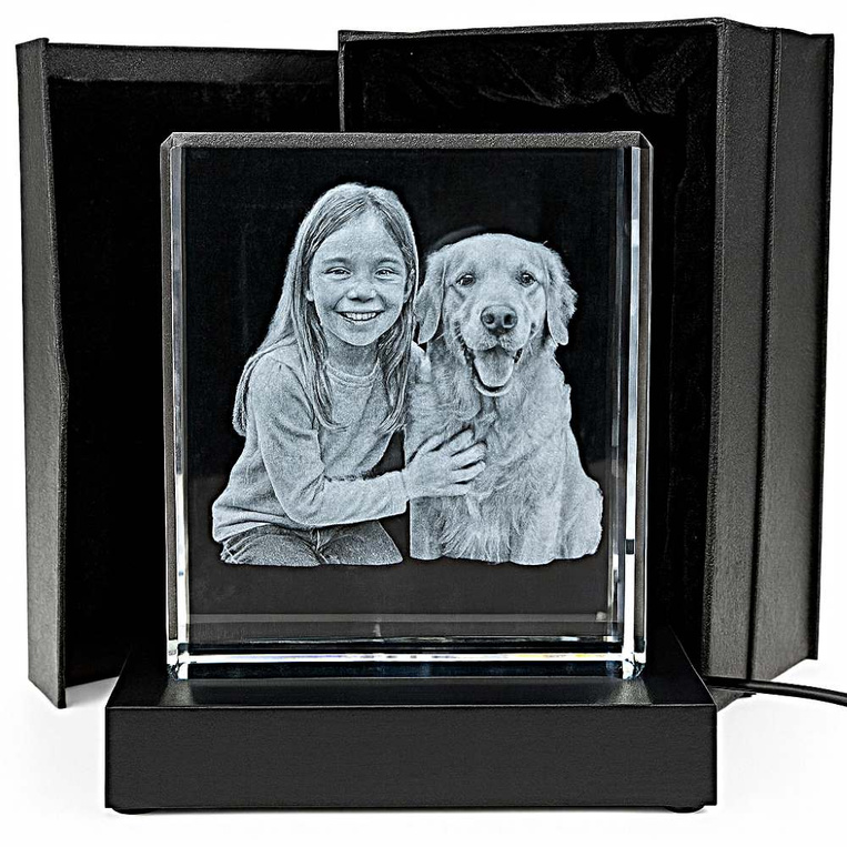 Statuetka szklana 3D z dzieckiem i pieskiem – fotokryształ z LED