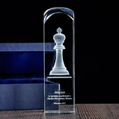 Nagroda za pierwsze miejsce, figura szachowa KRÓL wygrawerowana w krysztale