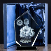 Kryształowa statuetetka - zdjęcie w albie - FOTOMONTAŻ