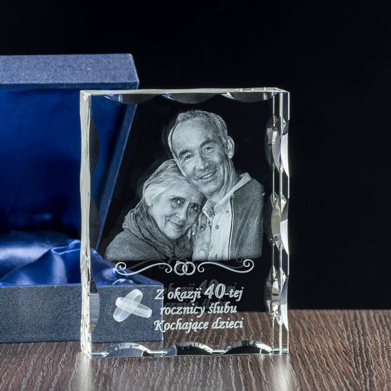 Statuetka kryształowa z grawerem zdjęcia 2D i dedykacją – prezent na rocznicę ślubu