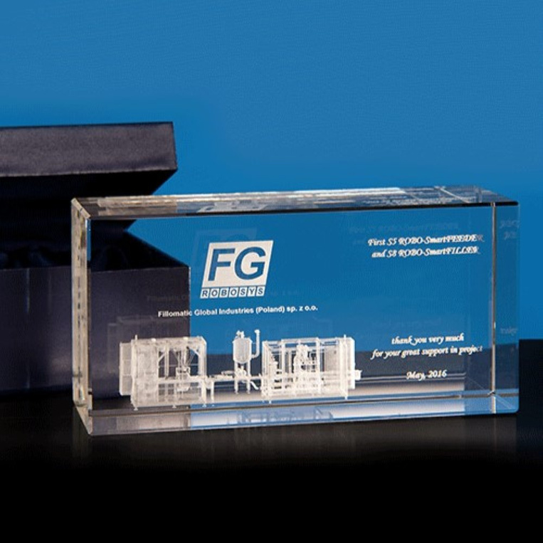 Upominek firmowy - instalacja 3D. Grawer w szklanej statuetce