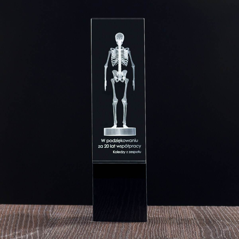 Statuetka szkielet 3D z dedykacją dla mężczyzny. Prezent na emeryturę awans