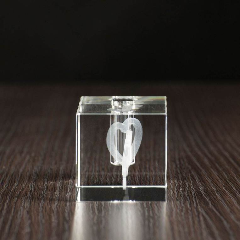 Prezent dla ukochanej - stojak na długopis SPLECIONE SERCA grawer w szkle