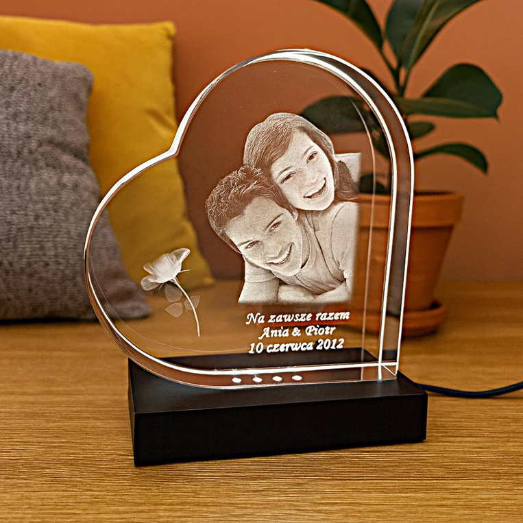 Statuetka kryształowa serce z grawerunkiem 3D pary – fotolampka LED na prezent ślubny