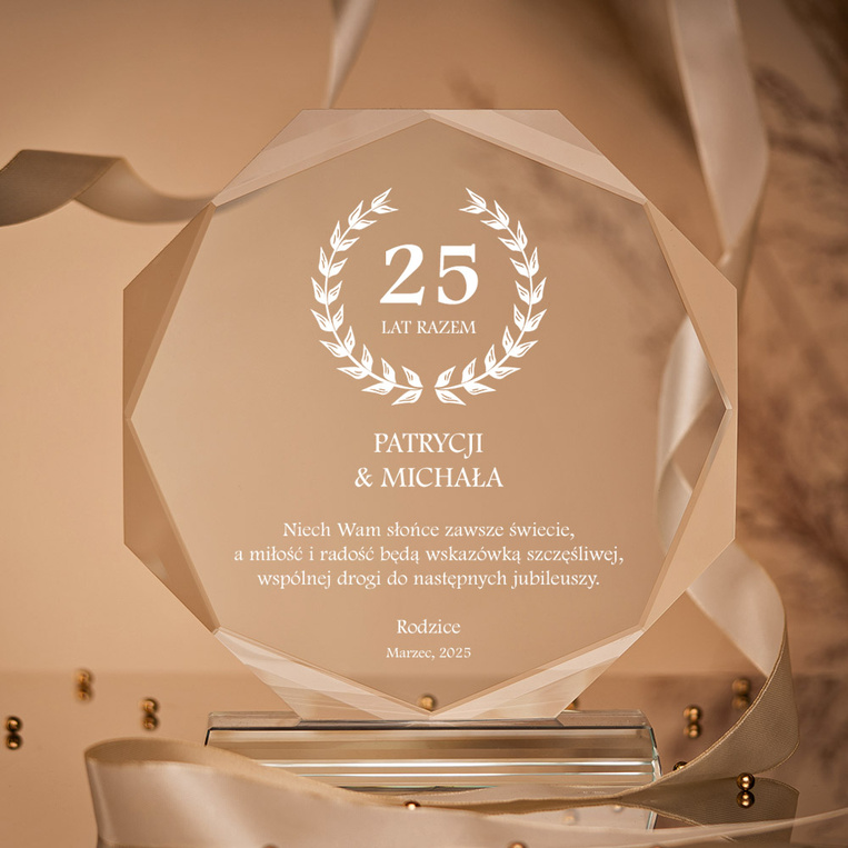 Szklana statuetka z grawerem na 25. rocznicę ślubu – prezent jubileuszowy