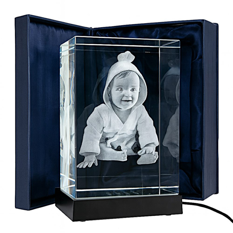 Fotokryształ 3D dziecka w dużej statuetce – personalizowana pamiątka z LED