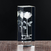 Trójwymiarowa, grawerowana róża na rocznicę ślubu w subtelnej statuetce