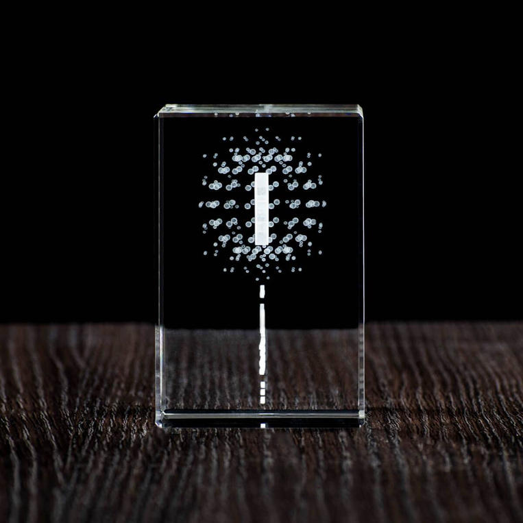 Prezent na osiemnaste urodziny - grawer w szkle. Statuetka kryształowa w etui