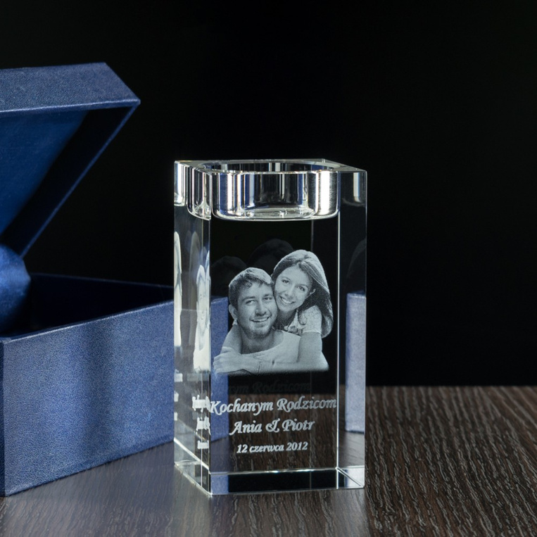 Personalizowany prezent dla rodziców - szklany świecznik ze zdjęciem młodej pary