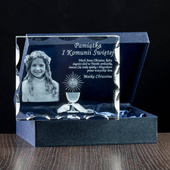 Statuetka kryształowa 3D – Pamiątka I Komunii Świętej z wizerunkiem dziecka i dedykacją