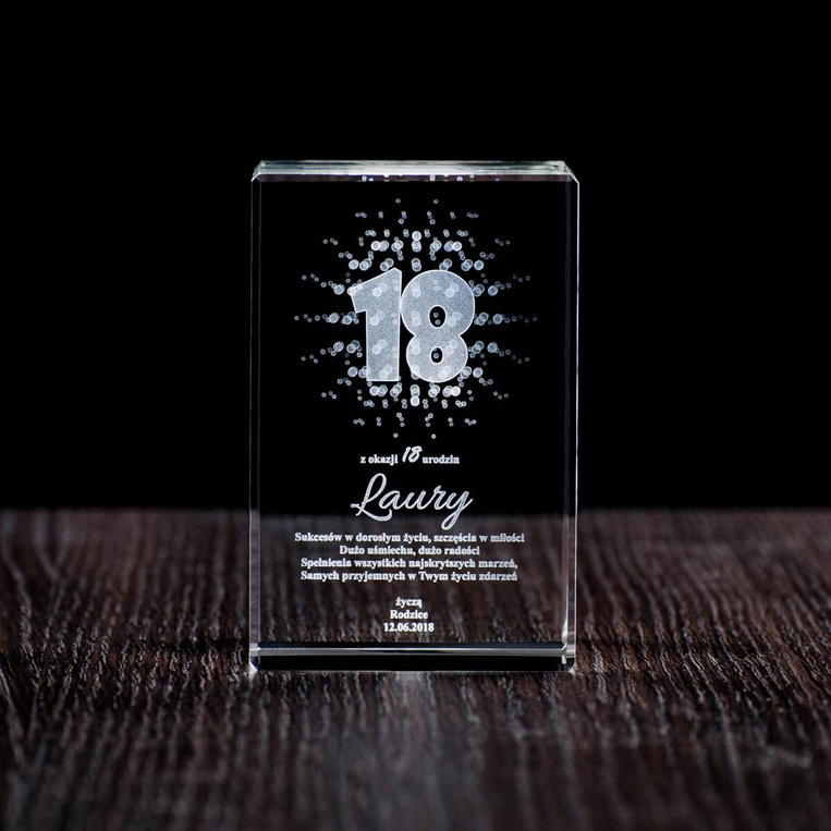 Prezent na osiemnaste urodziny - grawer w szkle. Statuetka kryształowa w etui