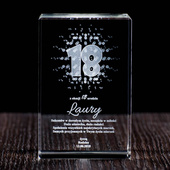 Prezent na osiemnaste urodziny - grawer w szkle. Statuetka kryształowa w etui