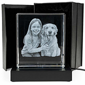 Statuetka szklana 3D z dzieckiem i pieskiem – fotokryształ z LED