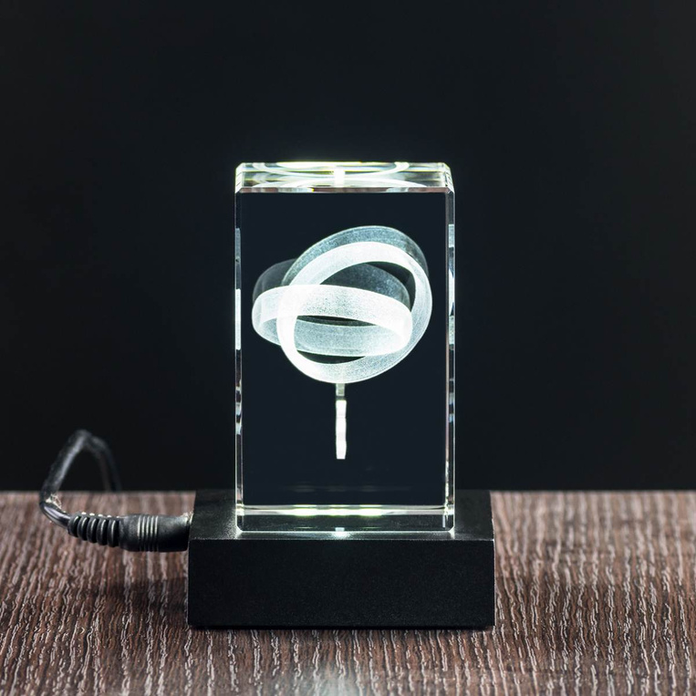 Statuetka 3D z grawerem obrączek na podstawce podświetlającej