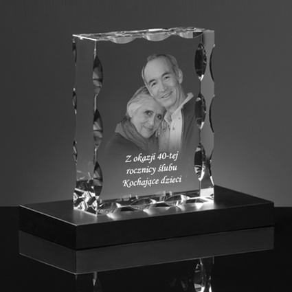 Zdjęcie w krysztale na podstawce LED - prezent na urodziny grawerowany w szkle