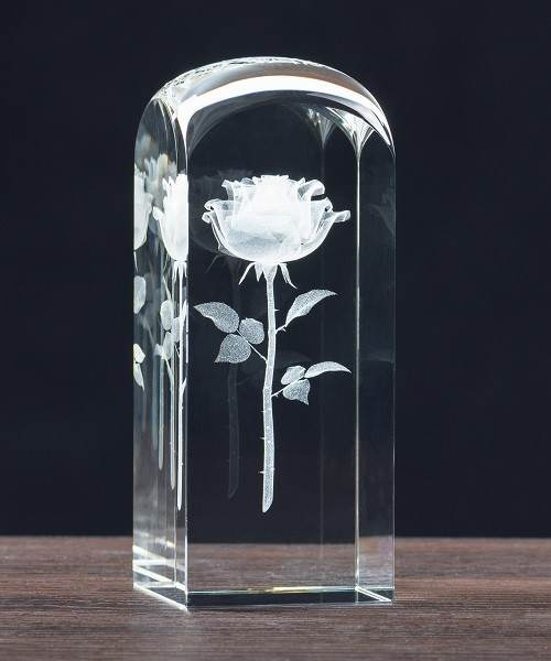 Kryształowa statuetka - Trójwymiarowa roża wraz z miejscem na Twoją dedykację