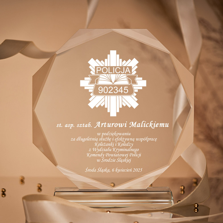 Grawerowana statuetka dla policjanta na emeryturę – prezent po służbie