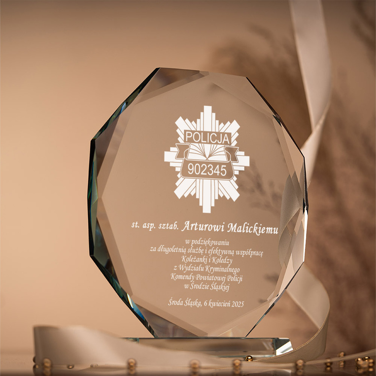 Grawerowana statuetka dla policjanta na emeryturę – prezent po służbie