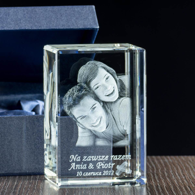 Pomysł na ślubne podziękowania dla rodziców - Zdjęcie wygrawerowane w szkle