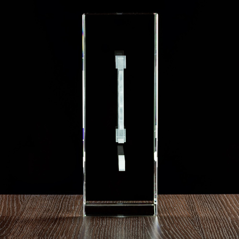 Duża Fotolampka 3D z logo – elegancka statuetka z grawerem 3D na podświetlanej podstawce