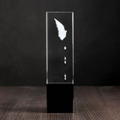 Prezent DLA LIDERA INNOWACJI - grawerowane skrzydła w krysztale 3D i dedykacja