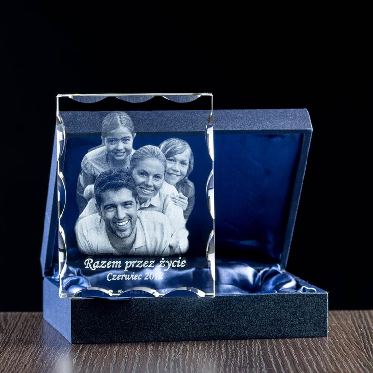 Prezent DLA MAMY - zdjęcie rodzinne w szklanej statuetce. Fotoprezent