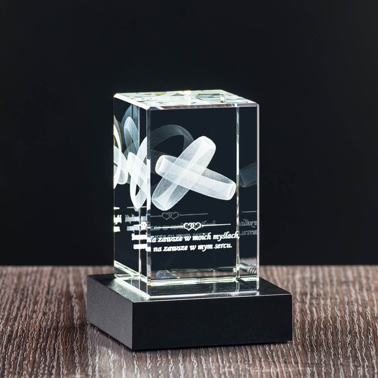 Statuetka 3D z grawerem obrączek na podstawce podświetlającej